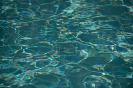 Téléchargez les photos : Onde d'ondulation abstraite et surface d'eau turquoise claire dans la piscine, vague d'eau bleue pour le fond et le design abstrait - en image libre de droit
