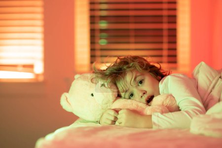Téléchargez les photos : Enfant aime sllep nuit. Enfant endormi. Cauchemar pour les enfants. Enfant endormi au lit. Petit enfant au lit - en image libre de droit