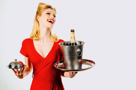 Foto de Camarera con champán y bandeja de servicio. Restaurante que sirve presentación - Imagen libre de derechos