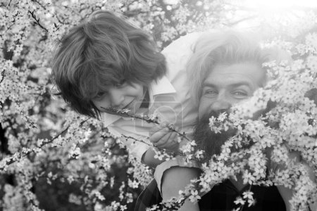 Foto de Primavera feliz familia al aire libre. Niño con papá en el parque de verano. Paseo en el hombro. Naturaleza de verano - Imagen libre de derechos