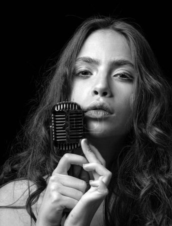 Téléchargez les photos : Femme karaoké. Chanteuse avec microphone. Sensuelle chanteuse vintage. Concert chanter - en image libre de droit