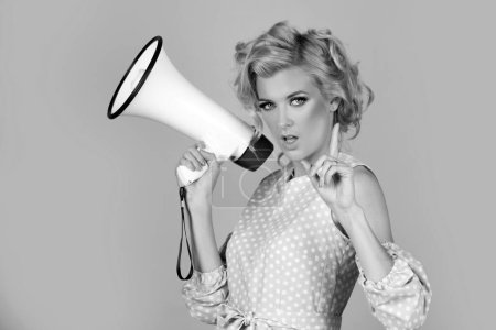 Téléchargez les photos : Portrait d'une magnifique jeune blonde belle femme tenant un mégaphone. crier et crier fille - en image libre de droit