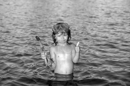 Foto de Niño niño nadar en la playa en las vacaciones de verano. Niño en el mar. Niños felices nadando en el agua. Niño nadando en el océano tropical o en el mar - Imagen libre de derechos
