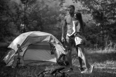 Foto de Pareja romántica acampando en paisaje primaveral. Aventura para los amantes jóvenes campistas en la naturaleza. Sexy coupl viajes vacaciones en la naturaleza - Imagen libre de derechos
