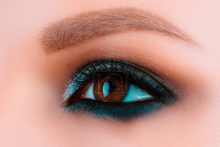 Foto de Primer plano ojos de maquillaje ahumado párpados oscuros. Ojos femeninos con hermoso estilo de moda brillante - Imagen libre de derechos