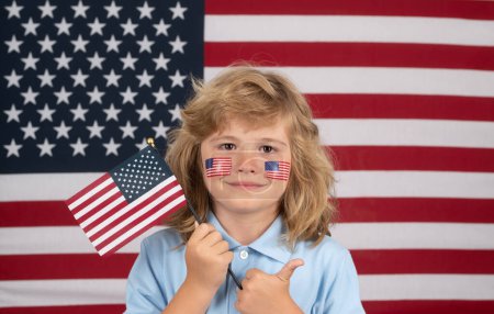 Téléchargez les photos : Jour de l'indépendance 4 juillet. Enfant avec drapeau américain. Drapeau américain sur la joue des enfants. Journée de la liberté et de l'indépendance - en image libre de droit