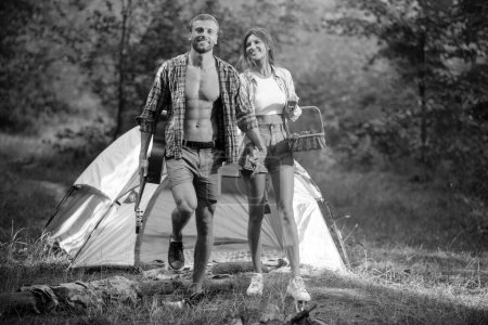 Foto de Pareja romántica caminando y acampando en paisaje primaveral. Aventura para los amantes jóvenes campistas en la naturaleza - Imagen libre de derechos