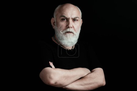 Téléchargez les photos : Sérieux Senior Man. Gros plan discret portrait studio de cheveux gris vieil homme regardant la caméra - en image libre de droit