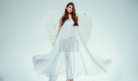 Foto de Joven belleza romántica como un ángel. Símbolo de San Valentín. Largas alas blancas. Concepto de San Valentín y vestuario - Imagen libre de derechos
