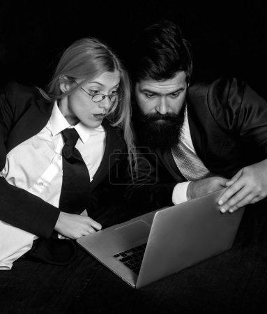 Foto de Dos socios de negocios trabajando juntos con el portátil. Profesional hombre y mujer economista searche información en el ordenador portátil. Empresario en el lugar de trabajo - Imagen libre de derechos