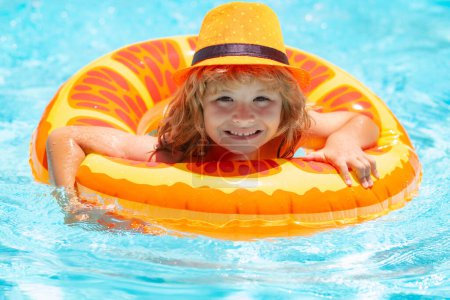 Téléchargez les photos : Jeu d'enfants dans la piscine en journée d'été. Enfants jouant dans la piscine. Vacances d'été et concept de vacances. Mode chapeau d'été enfants - en image libre de droit