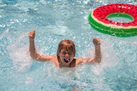 Foto de Vacaciones de verano en agua de mar tropical. Niño niño nadar en la piscina de verano - Imagen libre de derechos
