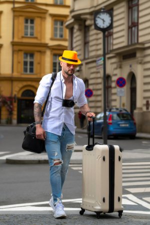 Téléchargez les photos : Homme avec des bagages pour les vacances, voyage. Touriste homme avec sac de voyage. Homme avec bagages prêt à voyager en vacances - en image libre de droit