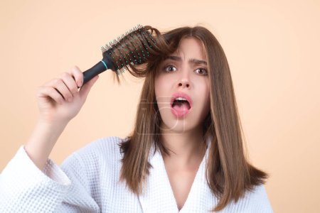 Téléchargez les photos : Femme avec problème de perte de cheveux en studio - en image libre de droit