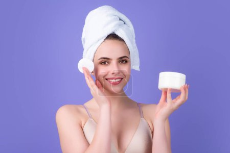 Foto de Woman using cotton pad. Beautiful girl cleaning skin by cotton pad. Facial toner or cleansing milk. Removing makeup. Cleaning face with cotton pads. Cleansing lotion for removing makeup - Imagen libre de derechos
