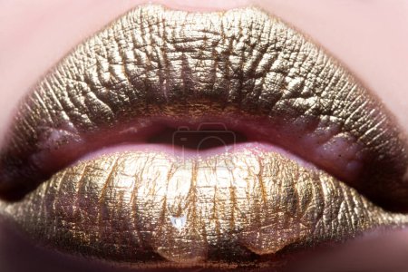 Téléchargez les photos : Macro lèvres dorées. Glamour art or lèvres concept. Extrême gros plan bouche, macro lèvre sexy - en image libre de droit
