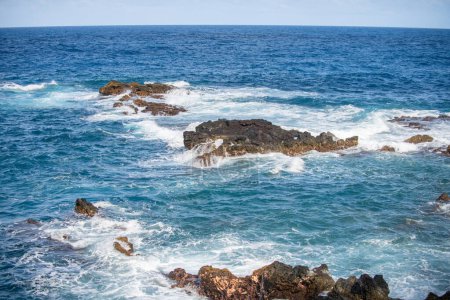 Téléchargez les photos : Vue aérienne du dessus de belles vagues de mer et de la côte rocheuse. Le concept de calme sur la nature - en image libre de droit