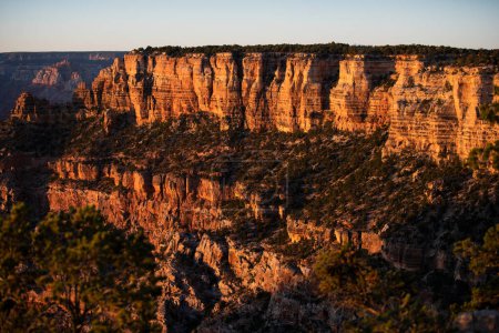 Téléchargez les photos : Grand Canyon bord nord au coucher du soleil doré. Monument valley. Vue panoramique du Grand Canyon. Vue panoramique sur le parc national de l'Arizona - en image libre de droit