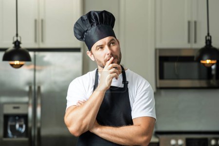 Téléchargez les photos : Portrait de chef homme dans une casquette de chef dans la cuisine. Homme portant tablier et chef uniforme et chapeau de chef. caractère kitchener, chef pour la publicité - en image libre de droit