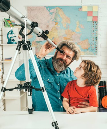 Foto de Padre enseñando hijo. Estudiante observando estrellas con un profesor. Telescopio astronómico - Imagen libre de derechos
