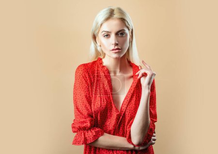 Foto de Chica de moda en vestido rojo. Estilo de moda femenina sensual - Imagen libre de derechos