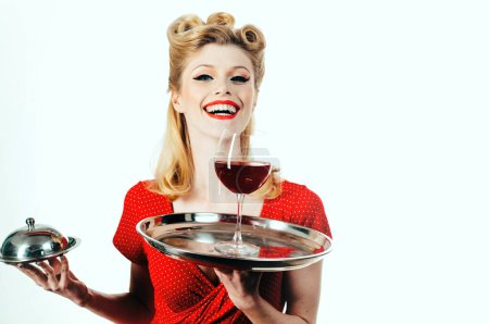 Foto de Pin up camarero chica con vino y bandeja de servicio. Restaurante concepto de servicio - Imagen libre de derechos