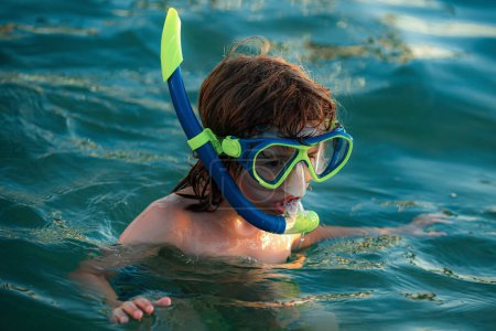 Foto de Chico haciendo snorkel en el océano. Concepto de buceo. El niño se sumerge en el agua. Deporte extremo. Vacaciones de verano - Imagen libre de derechos