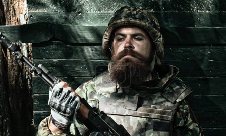 Téléchargez les photos : Gros plan portrait du soldat ukrainien dans l'armée. Forces militaires russes, jeu militaire - en image libre de droit