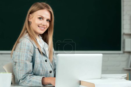Foto de Retrato de un joven estudiante universitario sonriente estudiando en el aula. Webinar e-learning en la escuela, educación a distancia - Imagen libre de derechos