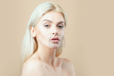Foto de Tratamiento de cuidado de la piel. Retrato natural de mujer de belleza. Sin maquillaje - Imagen libre de derechos