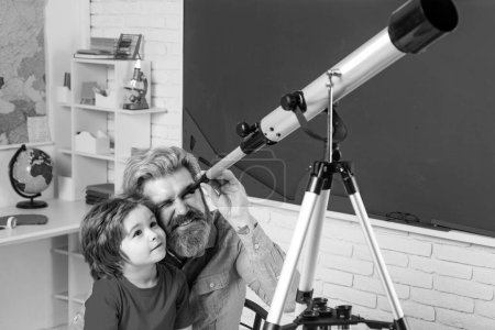 Foto de Estudia astronomía con un profesor gracioso. Día del maestro. Proceso educativo - Imagen libre de derechos
