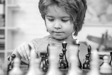 Foto de Estrategia de ajedrez. Niño jugando al ajedrez. Niño pensante - Imagen libre de derechos