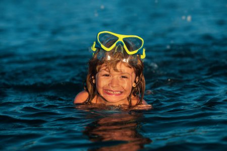 Téléchargez les photos : Les enfants nagent avec tuba. Enfant plongeur avec tuba. Garçon avec masque explorant sous l'eau - en image libre de droit