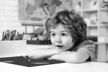 Foto de Bonita cara de alumno, de cerca. Concepto de aprendizaje y educación. Niño lindo en el aula - Imagen libre de derechos