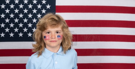 Téléchargez les photos : Drapeau américain sur la joue de l'enfant, jour de l'indépendance 4 juillet. Concept des États-Unis d'Amérique. Le 4 juillet, jour de l'indépendance des Etats-Unis. Portrait d'un enfant patriote américain. Ventilateur américain - en image libre de droit