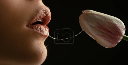 Foto de Sexo oral, orgasmo. Mujer sexy boca y flores. Chica labios con tulipanes - Imagen libre de derechos