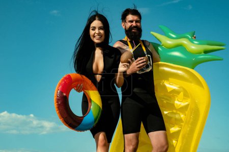 Téléchargez les photos : Couple en vacances à la plage. Femme sexy en maillot de bain. Homme en maillot de bain. Concept d'été - en image libre de droit
