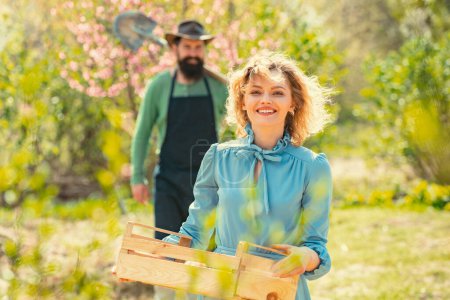 Foto de Propietario de una pequeña empresa que vende frutas y verduras orgánicas. Dos personas caminando en el campo agrícola. Sonrisa Pareja en tierras de cultivo - Imagen libre de derechos