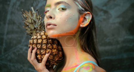 Téléchargez les photos : Maquillage estival abstrait. Des ananas. Fille de la mode avec de la poudre colorée maquillage. Maquillage coloré - en image libre de droit