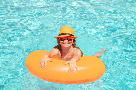 Foto de Vacaciones de verano en agua de mar tropical. El niño nada en la piscina. Deportes acuáticos en vacaciones de verano con niños - Imagen libre de derechos