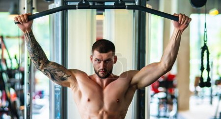 Téléchargez les photos : Man exercising with dumbbell. Male bodybuilder doing weight lifting workout at gym. Training with barbell. Muscled man strong muscular fit man workout with heavy weight. Exercises for muscular body - en image libre de droit