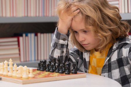 Téléchargez les photos : Chess, success and winning.Kid penser aux échecs. Le concept d'apprentissage et de croissance des enfants. Échecs, succès et victoire. Jeu de logique de plateau, passe-temps des enfants et mode de vie - en image libre de droit