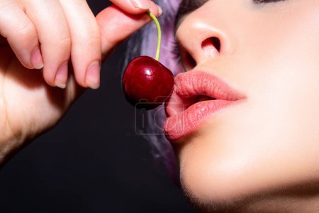 Foto de Cereza en boca de mujer. Cerezas en labios de mujer. Verano sexy frutas - Imagen libre de derechos