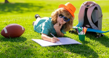 Foto de Cuadro de dibujo infantil con crayón en el parque de verano al aire libre - Imagen libre de derechos