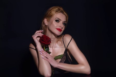 Foto de Citas románticas o propuesta. Mujer bonita, con labios rojos, y maquillaje de moda con rosas posando en el estudio. Retrato de belleza y moda - Imagen libre de derechos