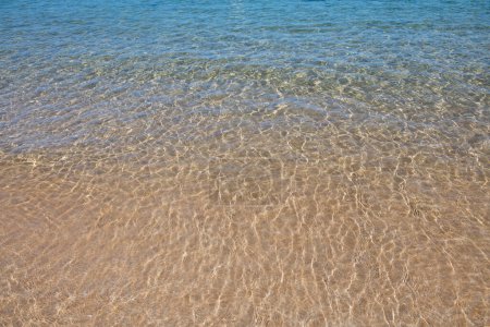 Téléchargez les photos : Vague bleue de l'océan sur la plage de sable. Plage au coucher du soleil l'heure d'été. Paysage de plage. Paysage tropical, Calme, Lumière du soleil relaxante et tranquille - en image libre de droit