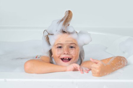 Foto de Baño de niños. Niño se baña en un baño con espuma - Imagen libre de derechos