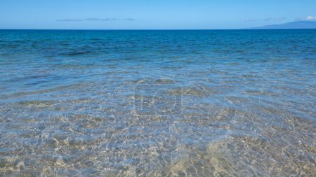 Téléchargez les photos : Océan bleu tropical à Hawaï. Mer d'été dans l'eau propre et claire de la surface pour le fond. Conception du concept Waves - en image libre de droit