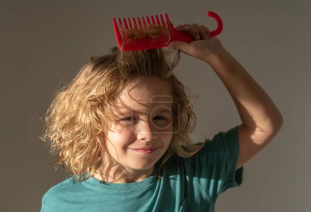Foto de Cabello de niños. Retrato de primer plano de un niño pequeño cepillando el cabello. Niño peinando pelo, fondo aislado - Imagen libre de derechos
