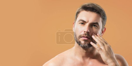 Homme cosmétique, traitement de la peau sur fond de studio. Hygiène et visage. Produits cosmétiques pour hommes matures et bien-être. Beauté et soins de la peau. Bien-être, santé et hygiène. Bannière pour en-tête